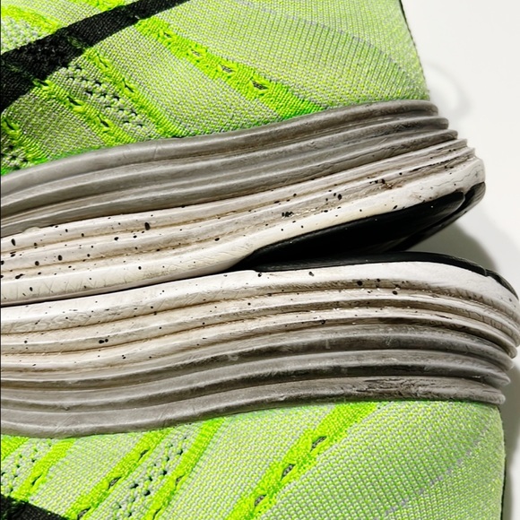 Nike Flyknit Running Shoes - Picture 5 of 6